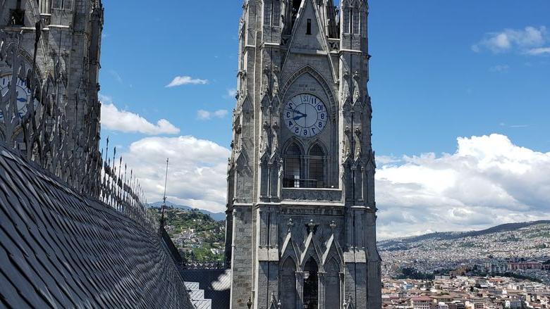 从一座教堂的高塔俯瞰厄瓜多尔